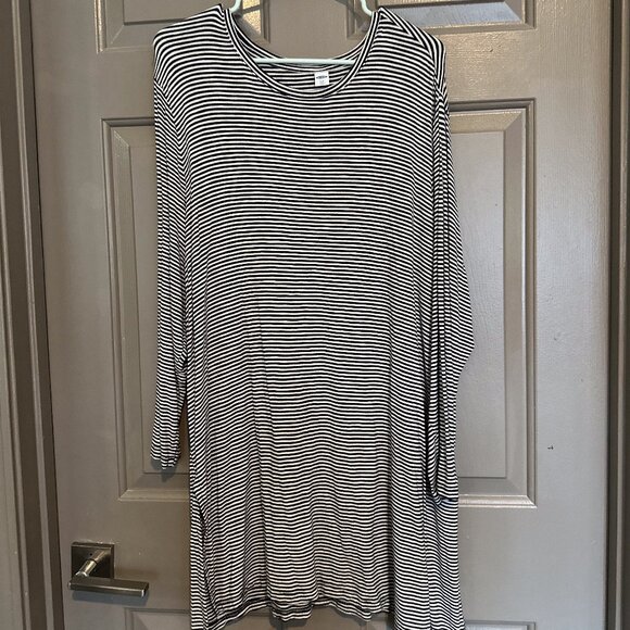 XXL Old Navy Black and White Striped Tunic - Picture 2 of 4